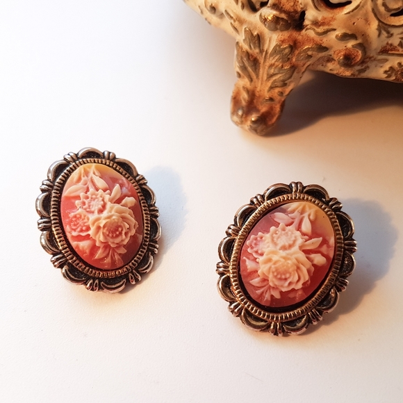 Pretty vintage cameo rose earrings 🌹Tres jolie. - Picture 4 of 4